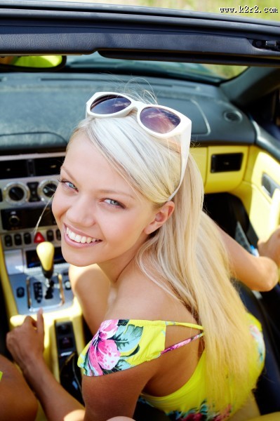 轿车上的美女图片