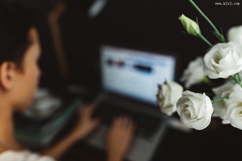 女人在家办公的图片