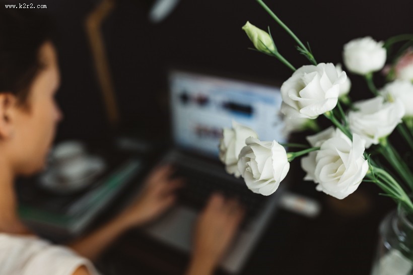 女人在家办公的图片