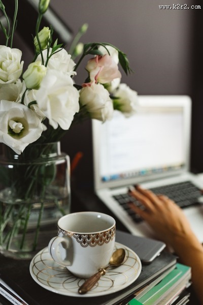 女人在家办公的图片