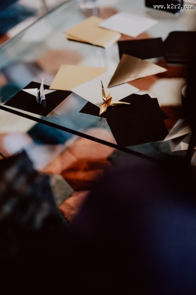 在聚会中折纸的女孩们的图片