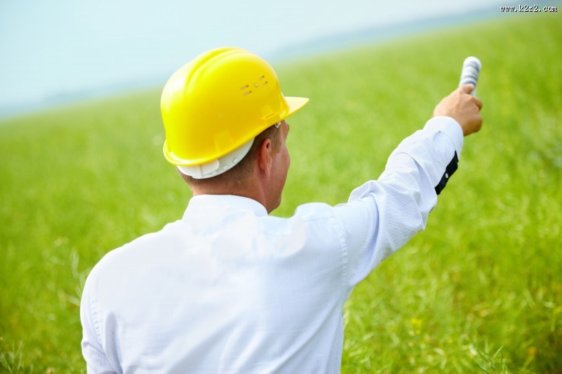 戴着黄色安全帽的工程师图片