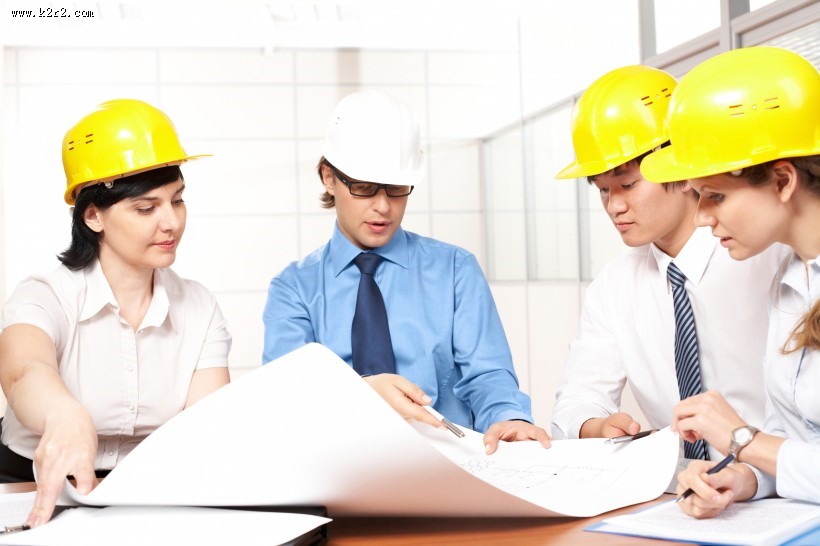 戴着黄色安全帽的工程师图片