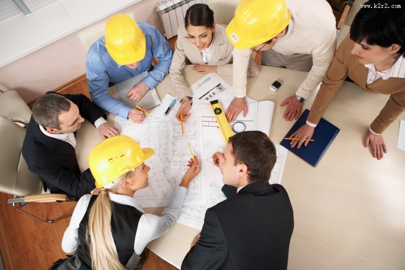 戴着黄色安全帽的工程师图片