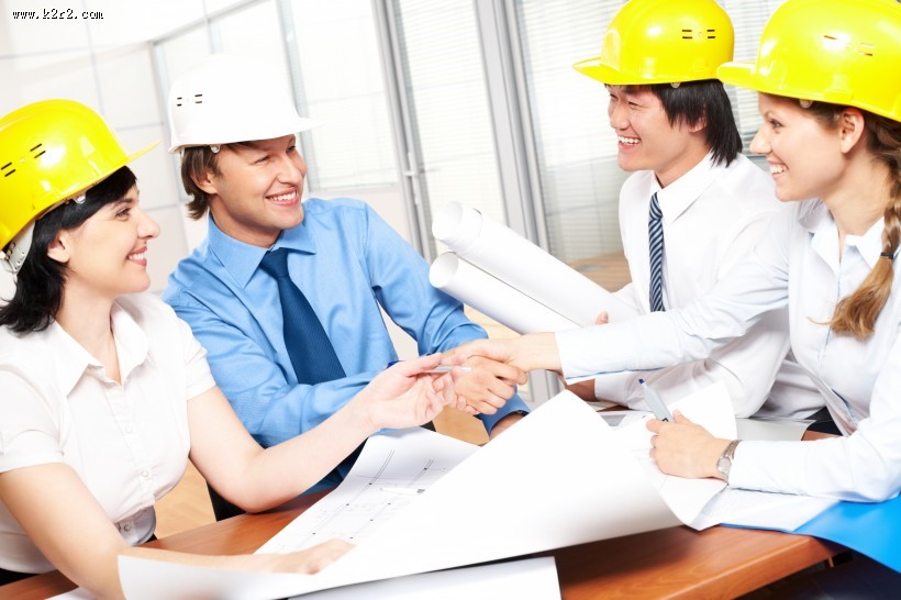 戴着黄色安全帽的工程师图片