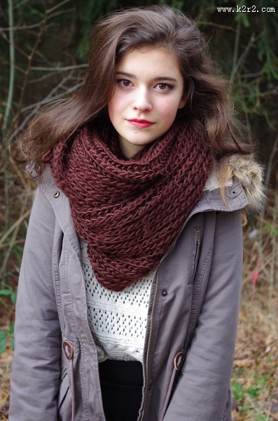 戴围巾的女孩图片