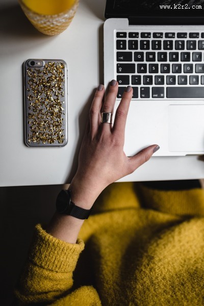 在使用苹果笔记本工作的年轻女孩图片