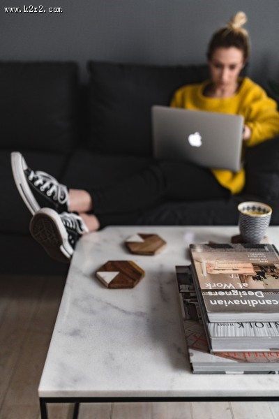 玩电脑的年轻女孩图片