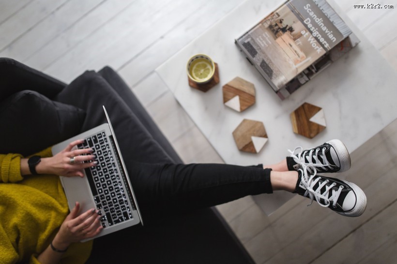 玩电脑的年轻女孩图片