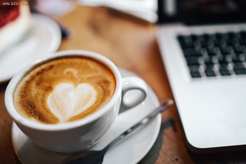 在咖啡厅里喝咖啡的男人图片