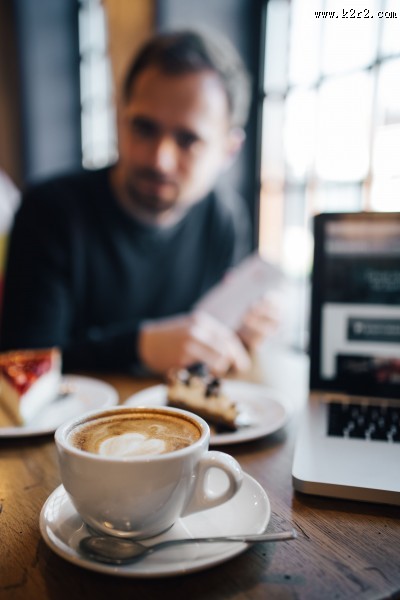 在咖啡厅里喝咖啡的男人图片