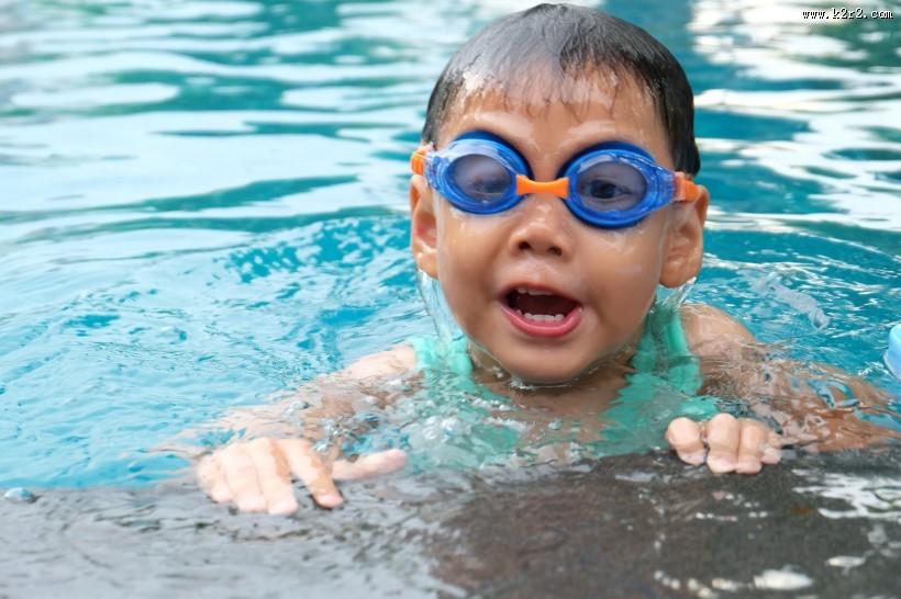 游泳的可爱儿童图片
