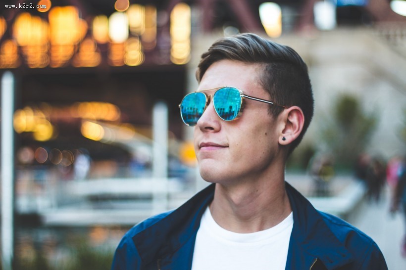 戴墨镜的青年图片大全