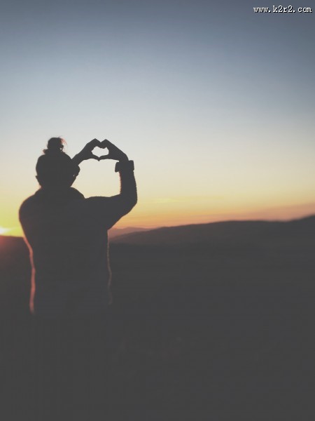 温暖的比心手势图片