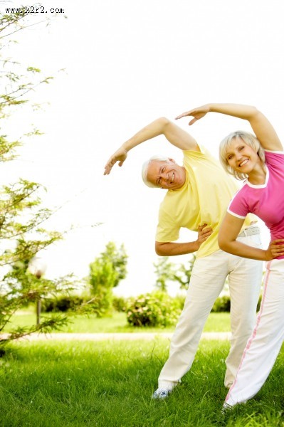 锻炼身体的老年夫妇图片