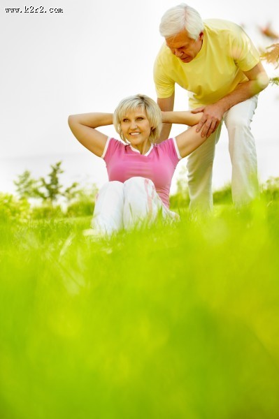 锻炼身体的老年夫妇图片