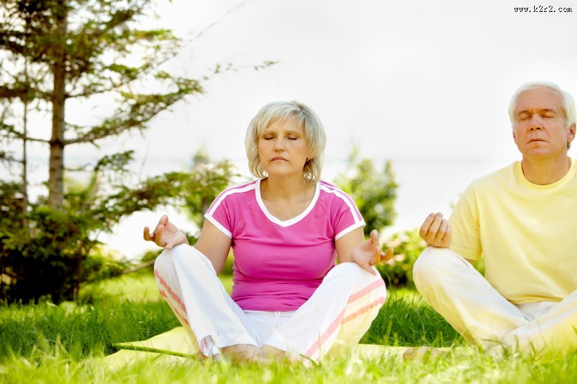 锻炼身体的老年夫妇图片