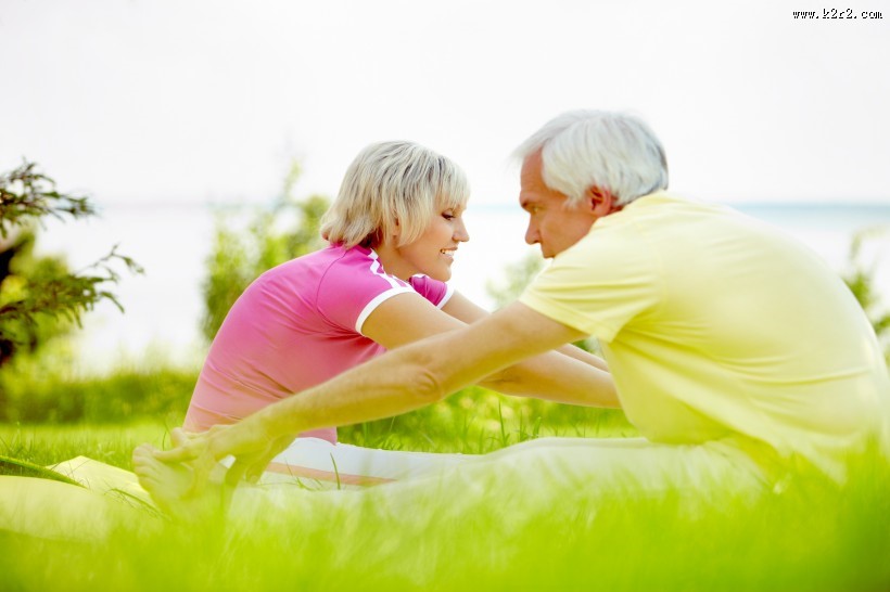 锻炼身体的老年夫妇图片