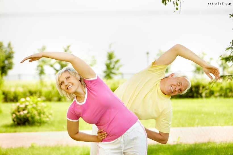 锻炼身体的老年夫妇图片