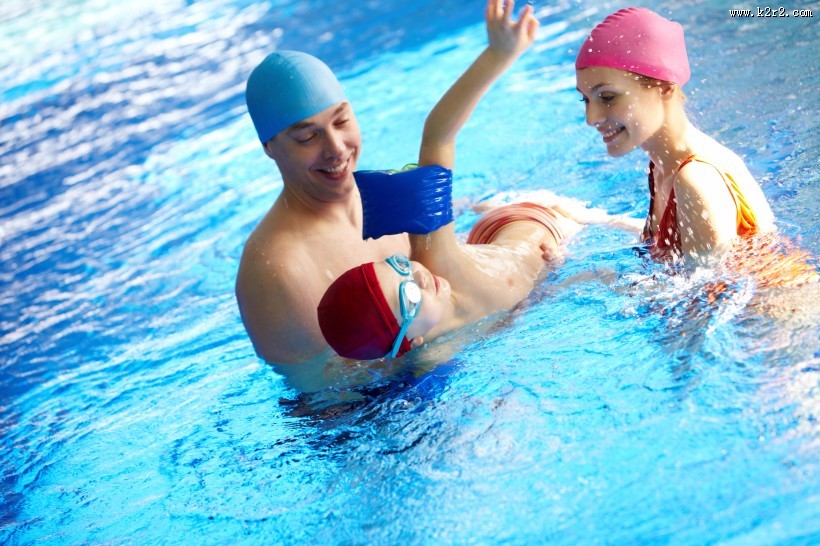 游泳池里的一家人图片
