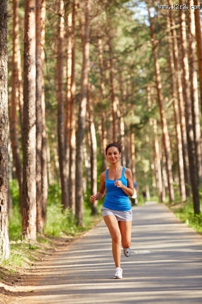 跑步的美女图片
