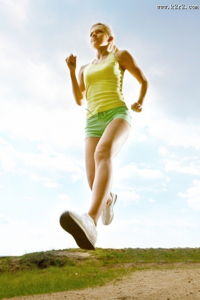 跑步的美女图片