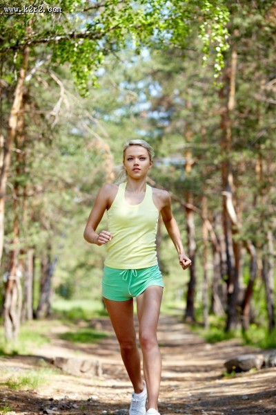 跑步的美女图片