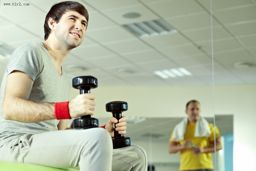 健身的男士图片