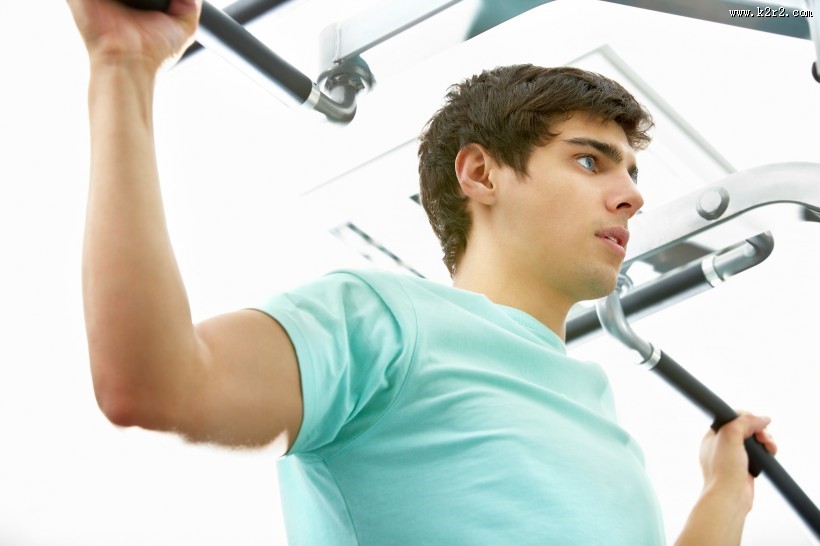 健身的男士图片