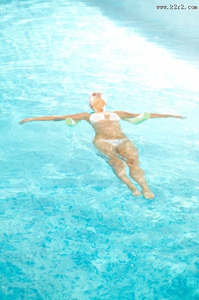 游泳的美女图片