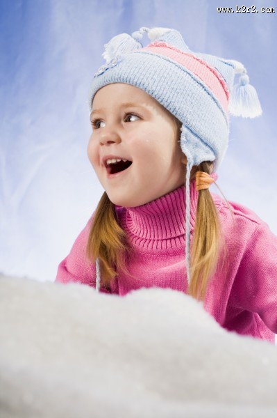 戴帽子的可爱女孩图片