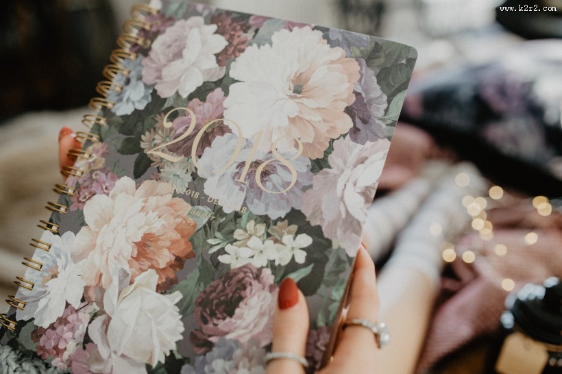 双手捧着日历的图片