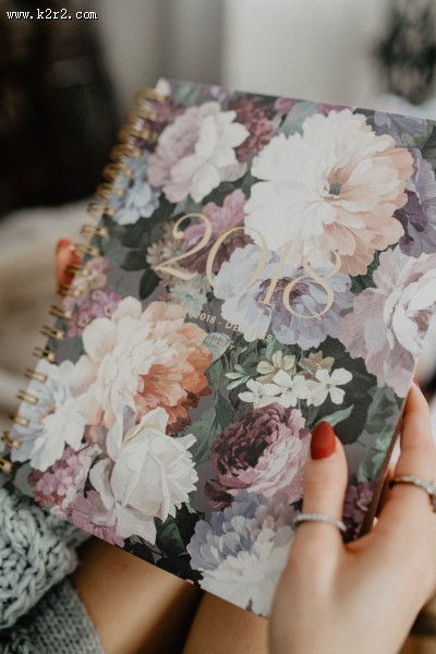 双手捧着日历的图片