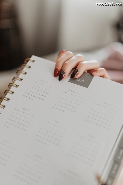 双手捧着日历的图片