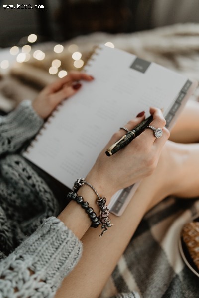 双手捧着日历的图片