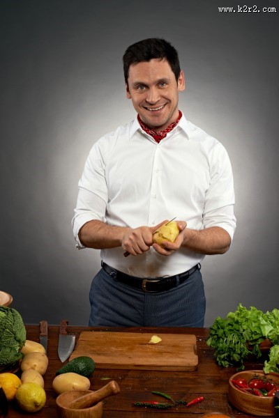 做饭的男士图片