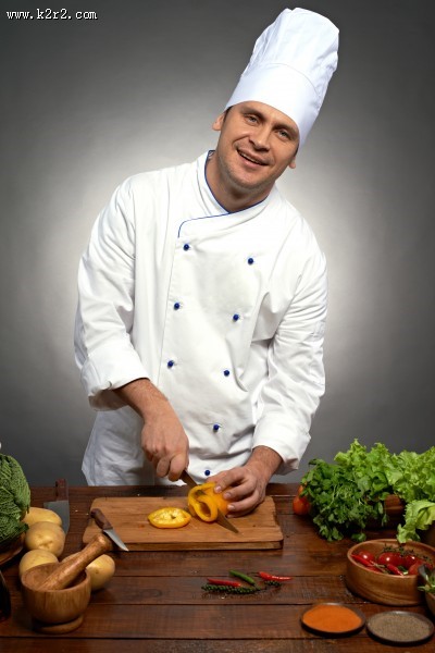 做饭的男士图片