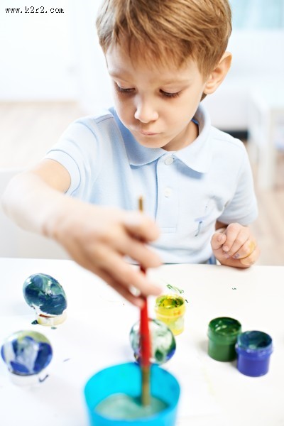 做彩蛋的可爱儿童图片大全