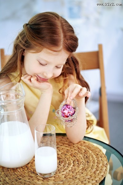 做彩蛋的可爱儿童图片大全