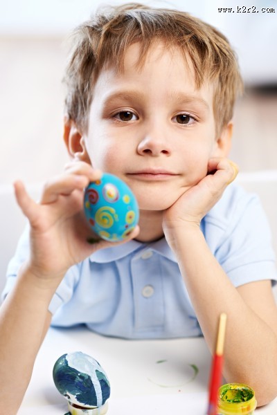 做彩蛋的可爱儿童图片大全