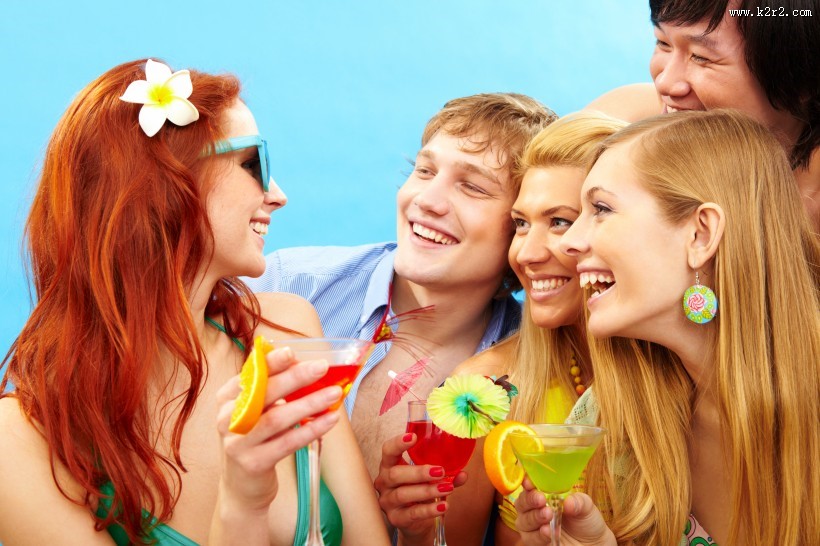 参加聚会的时尚青年男女图片