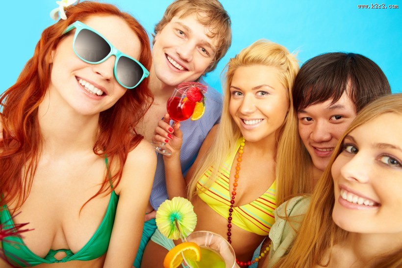 参加聚会的时尚青年男女图片