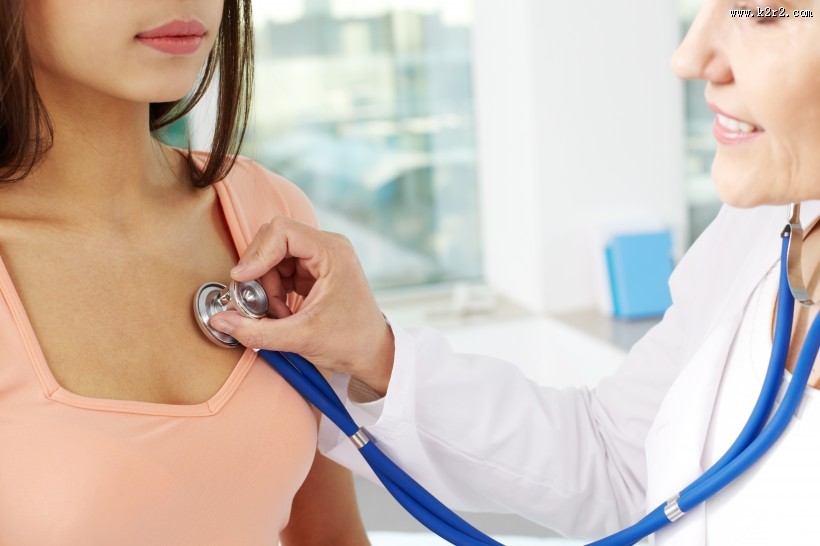 穿白大褂的女医生图片