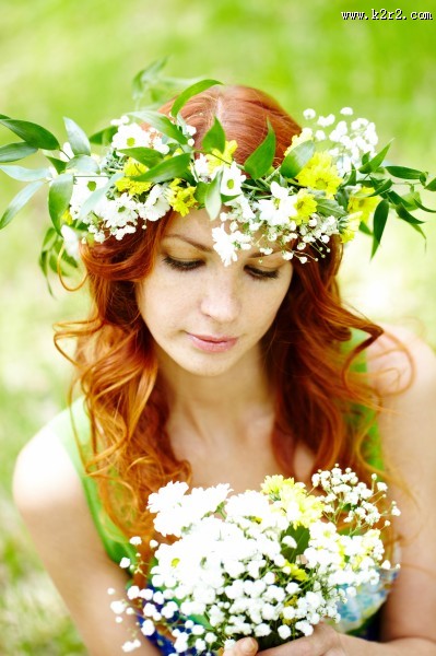 头戴花环的美女图片