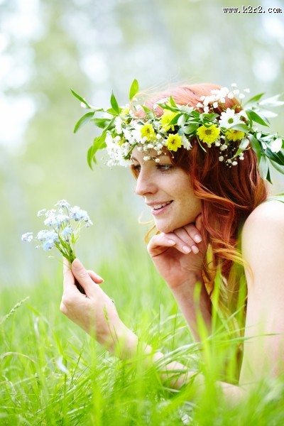 头戴花环的美女图片