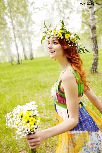 头戴花环的美女图片