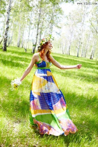 头戴花环的美女图片