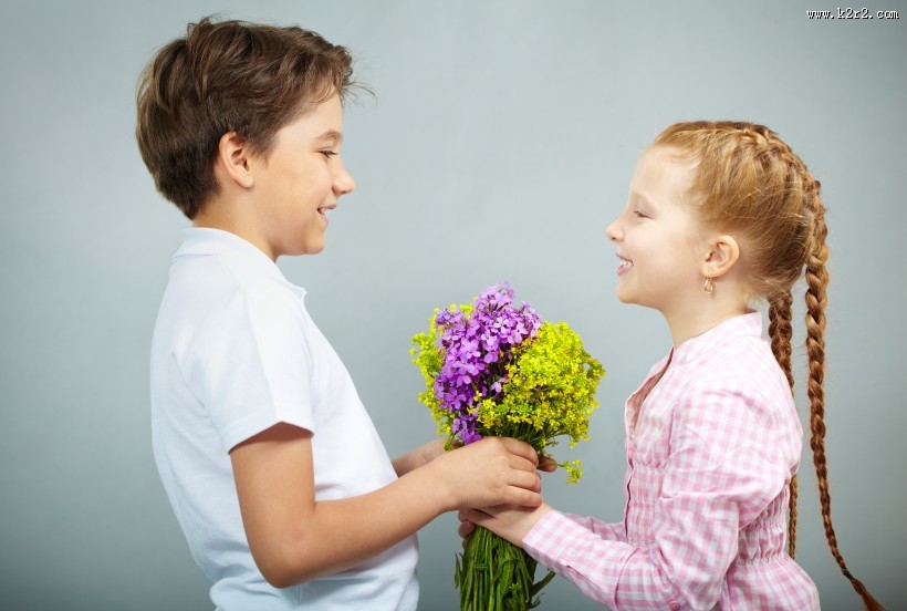 拿着花束的可爱儿童图片