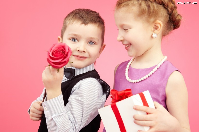 拿着花束的可爱儿童图片