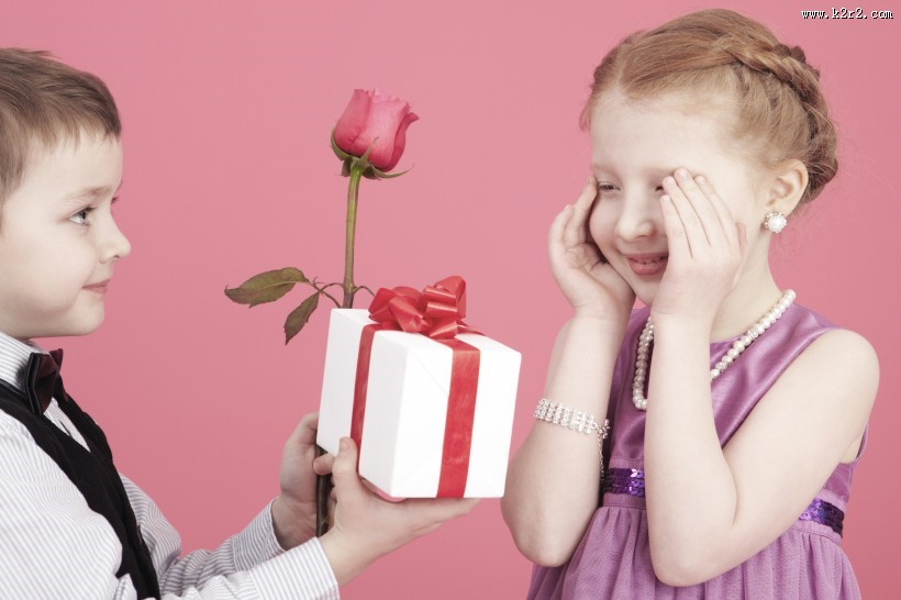 拿着花束的可爱儿童图片